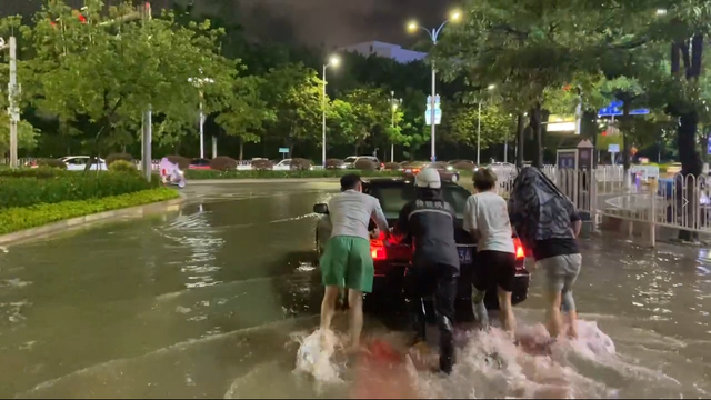 潮州：暴雨积水+路树倒伏，不怕，有特警“红袖章”在